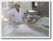 灰汁を取る作業を徹底することでさらに、清浄性の高い塩を生産することが出来る